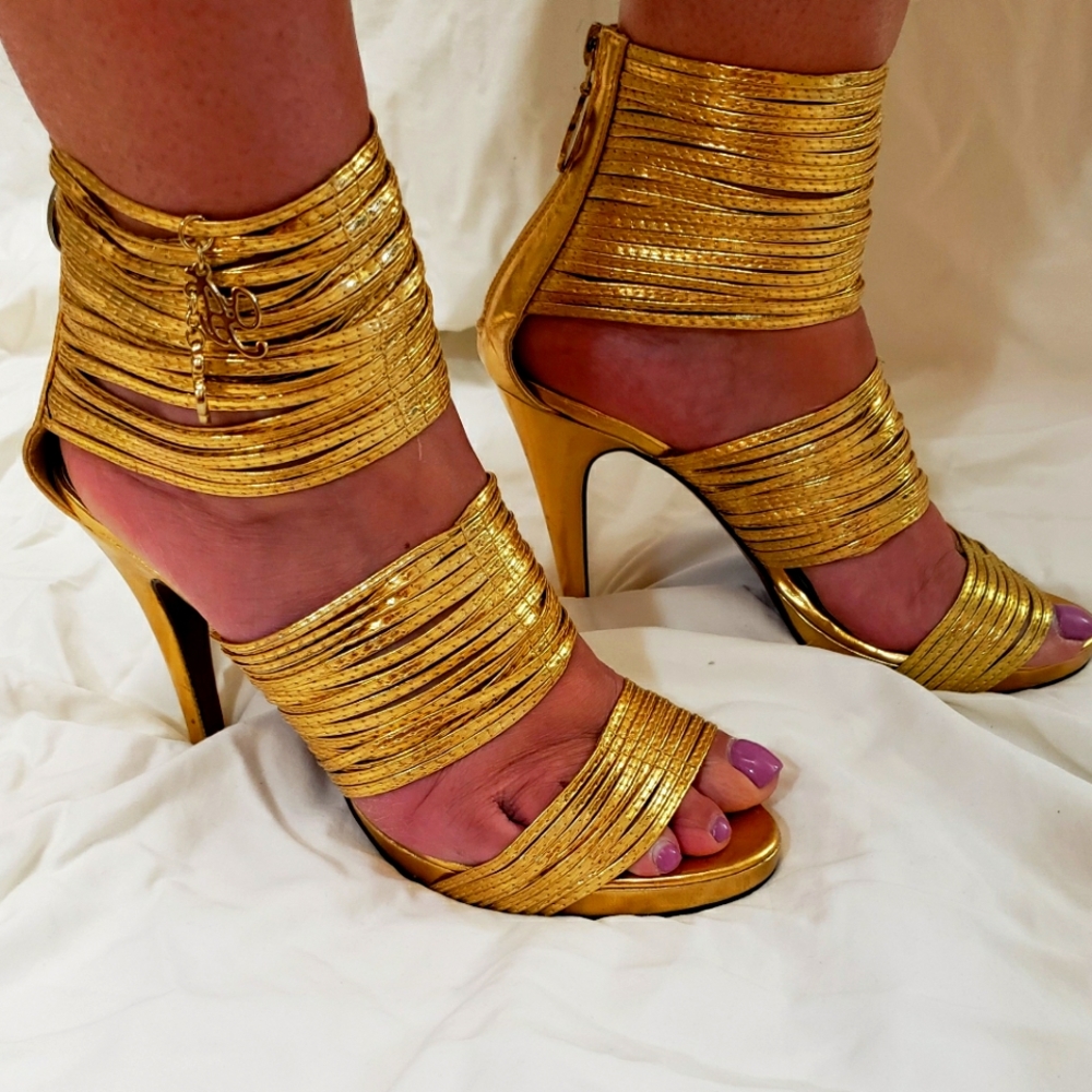 Apple Bottoms size 9 3 rings of multiple gold strapping